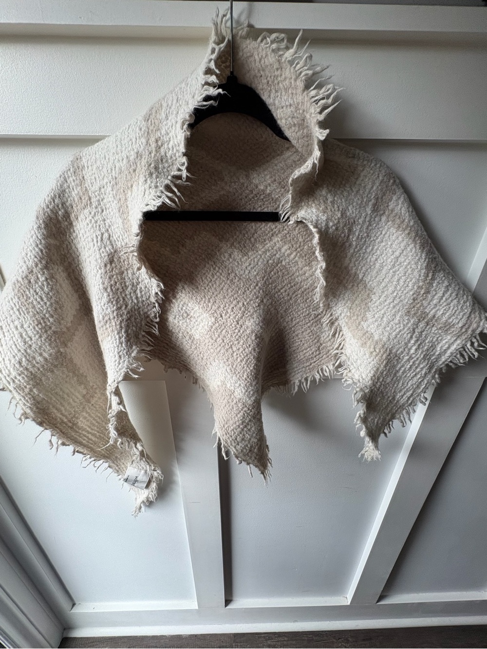 Wilfred Aritzia The Diamond Mosaic Wool Blanket Scarf Wrap Beige Cream Fringe - Picture 4 of 5